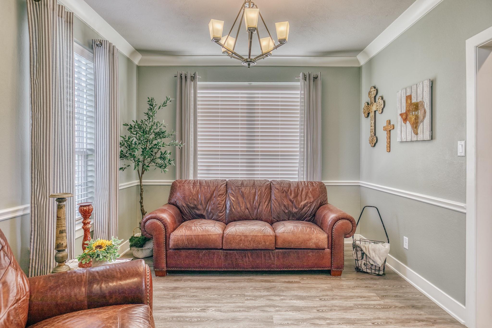 1704 Twin Oaks Circle