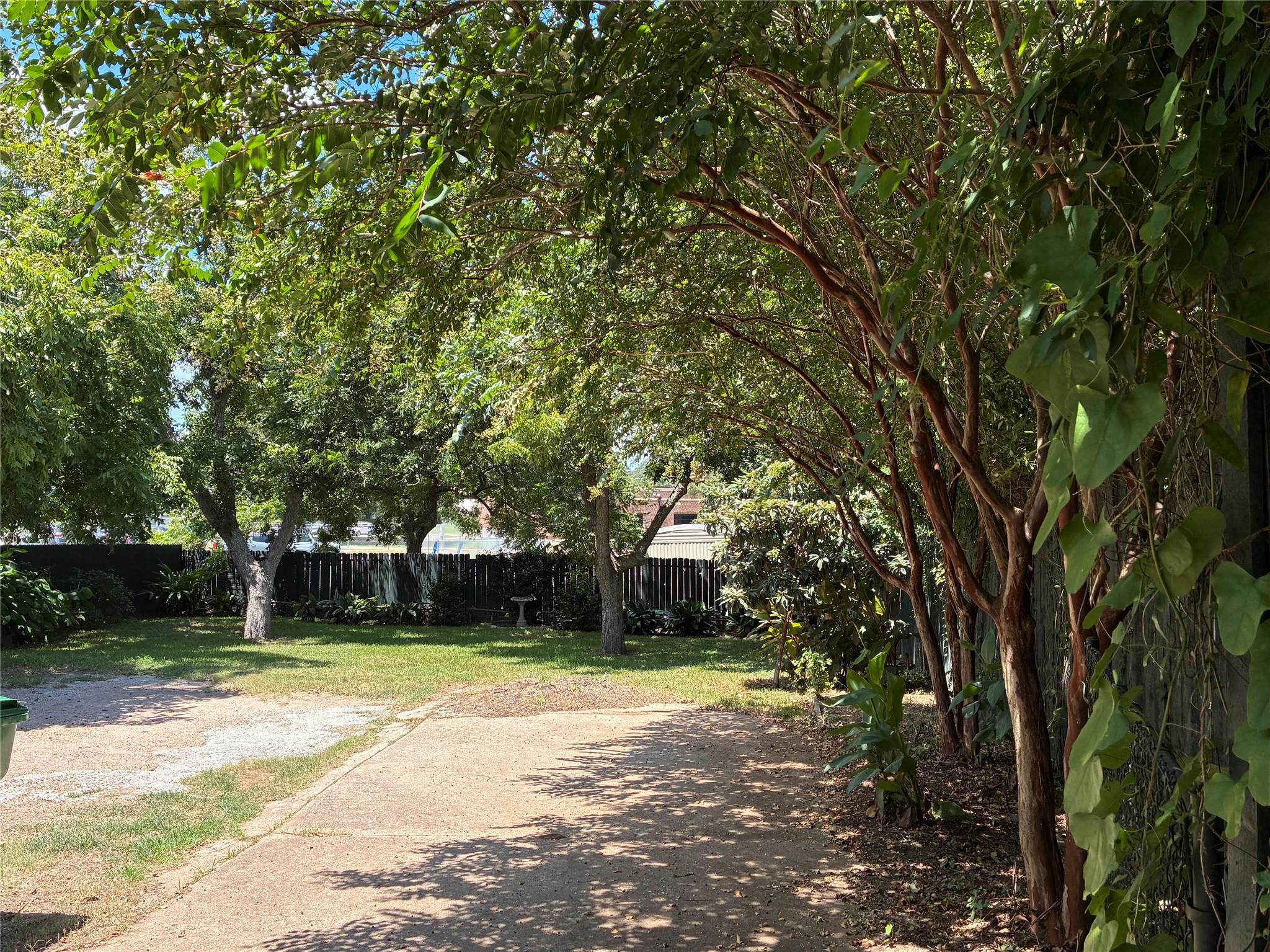102 W Tom Green Street