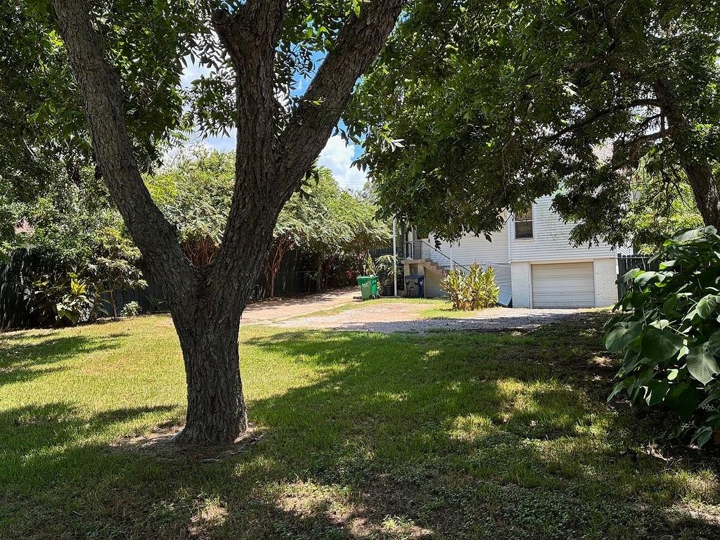 102 W Tom Green Street