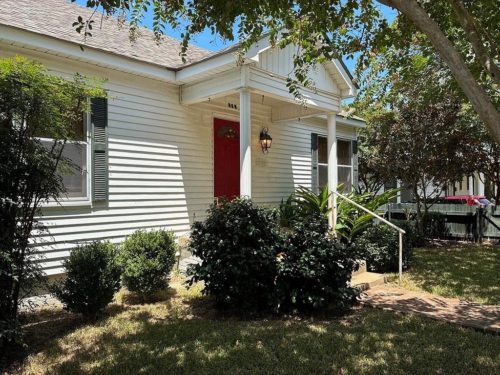 102 W Tom Green Street