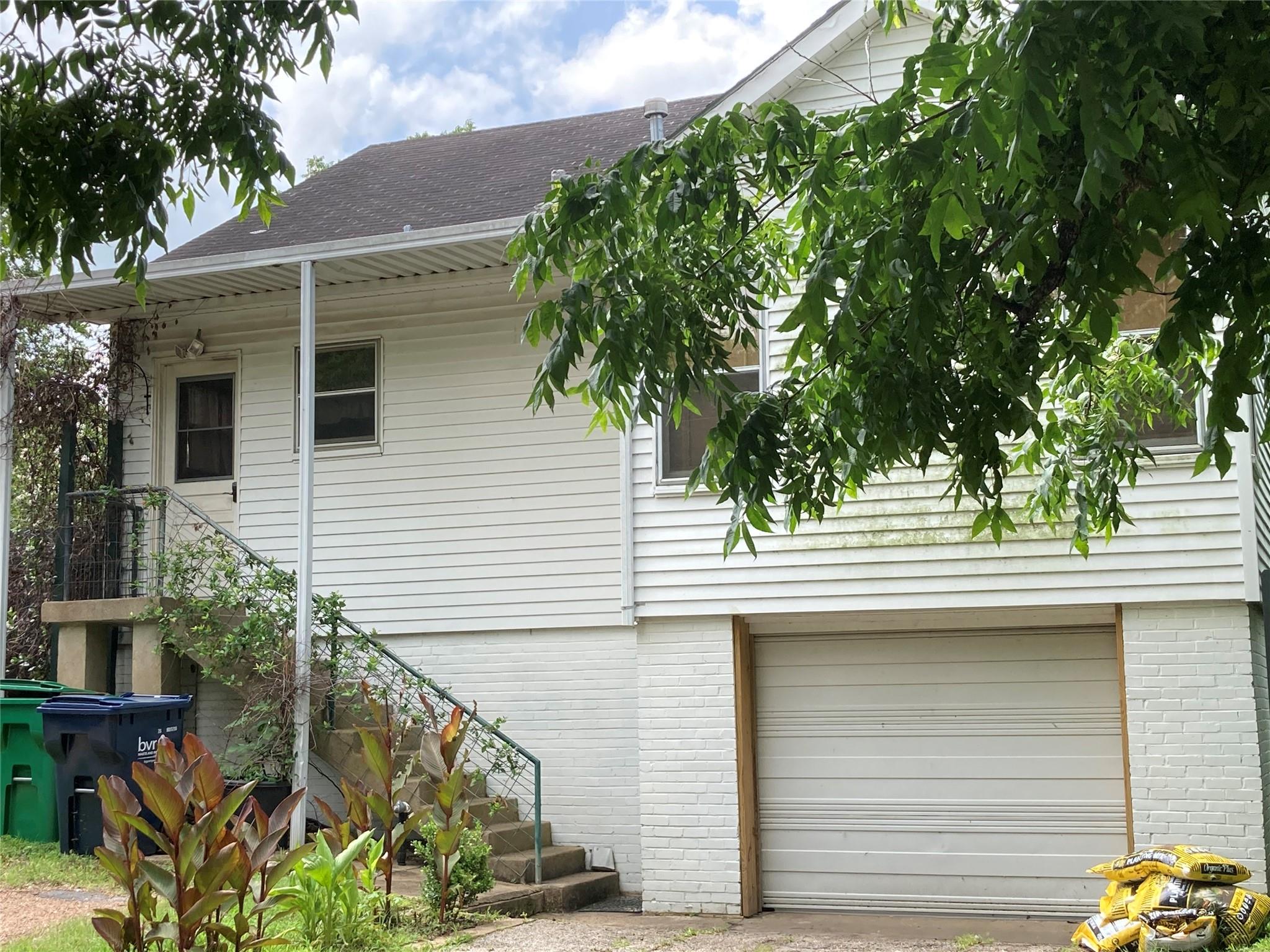 102 W Tom Green Street