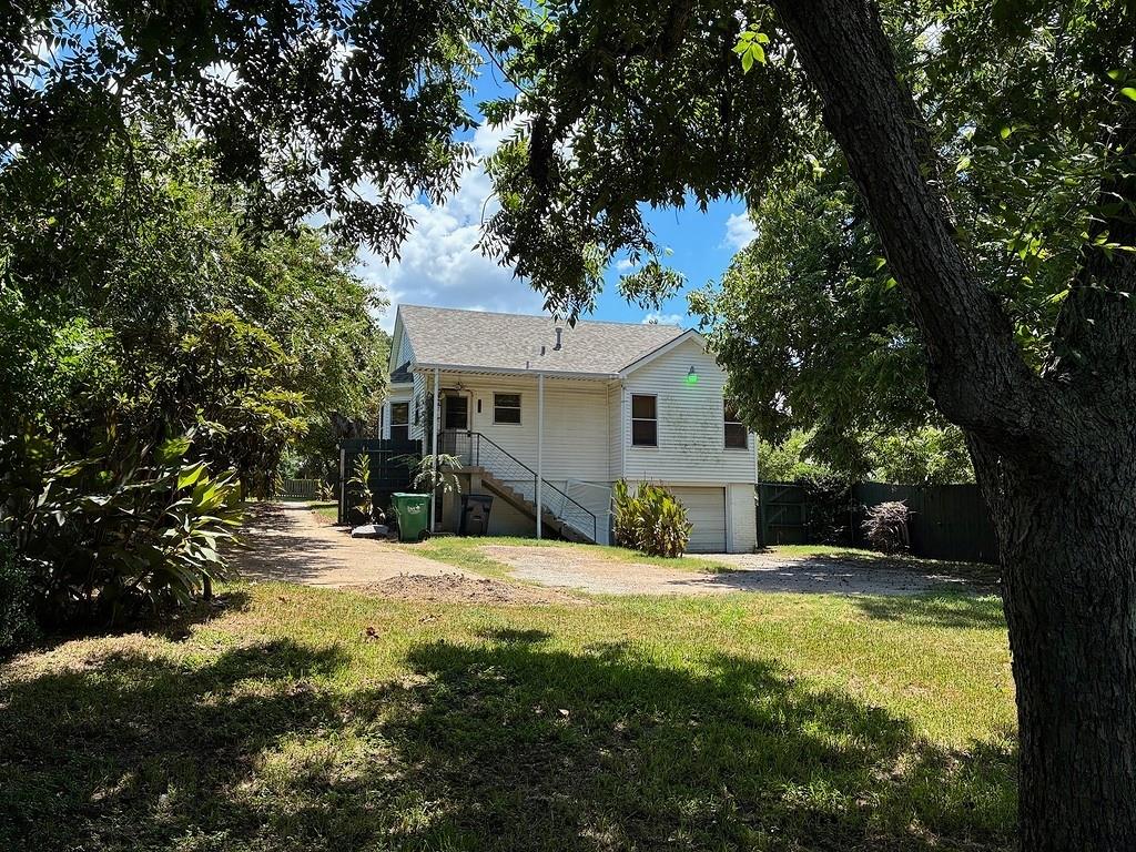 102 W Tom Green Street