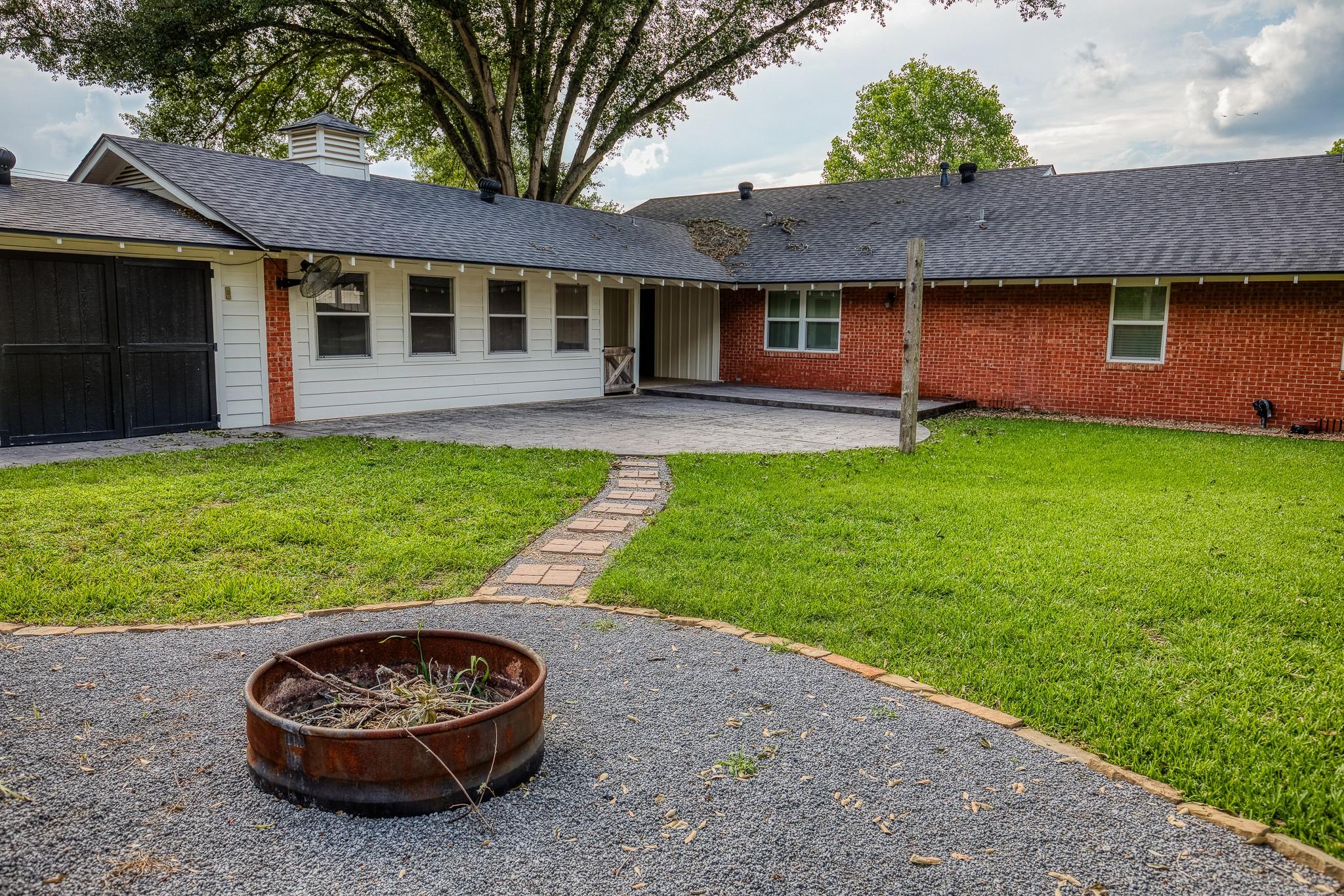 904 Mae Way