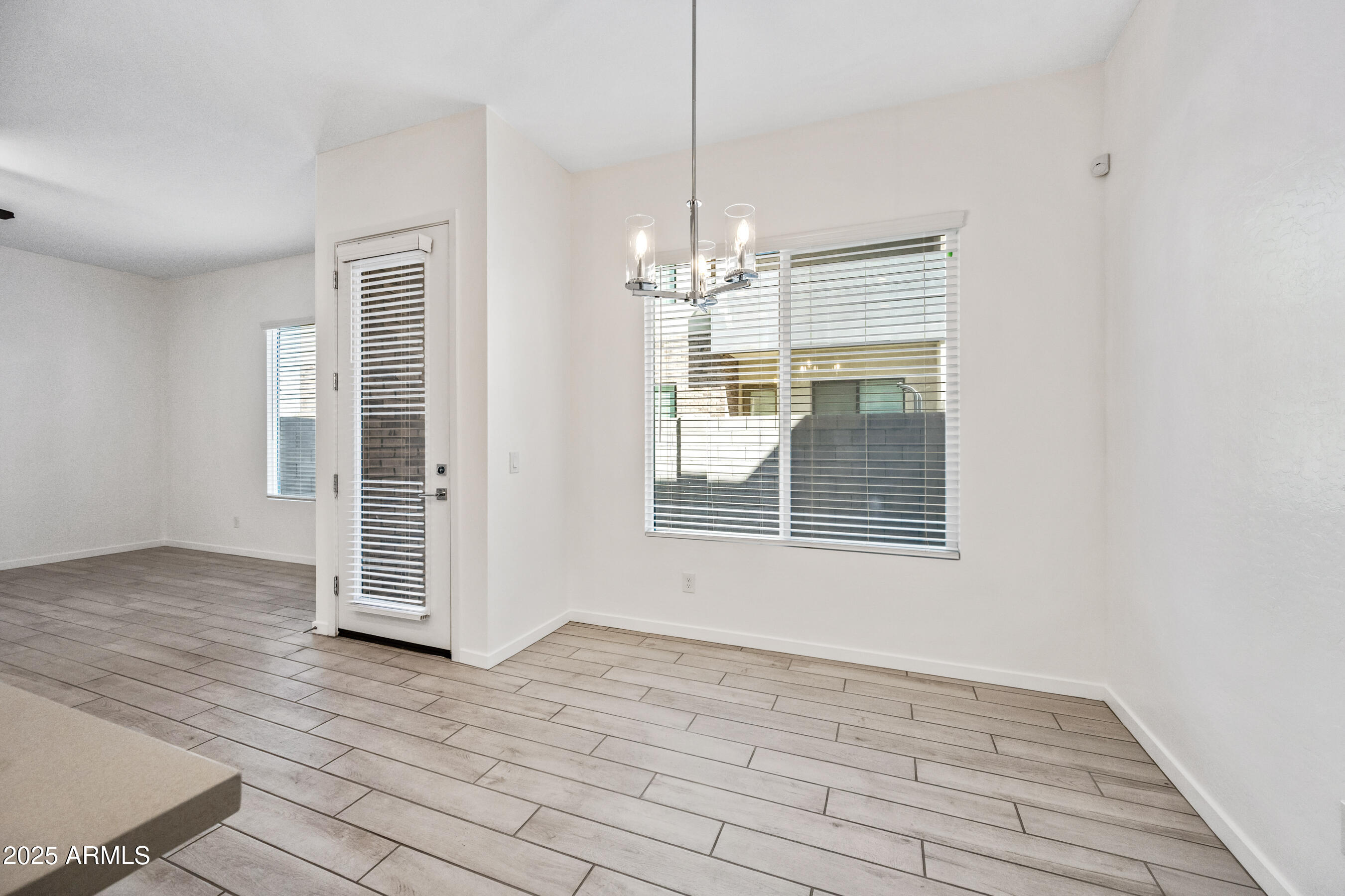 901 S SMITH Road, 1012