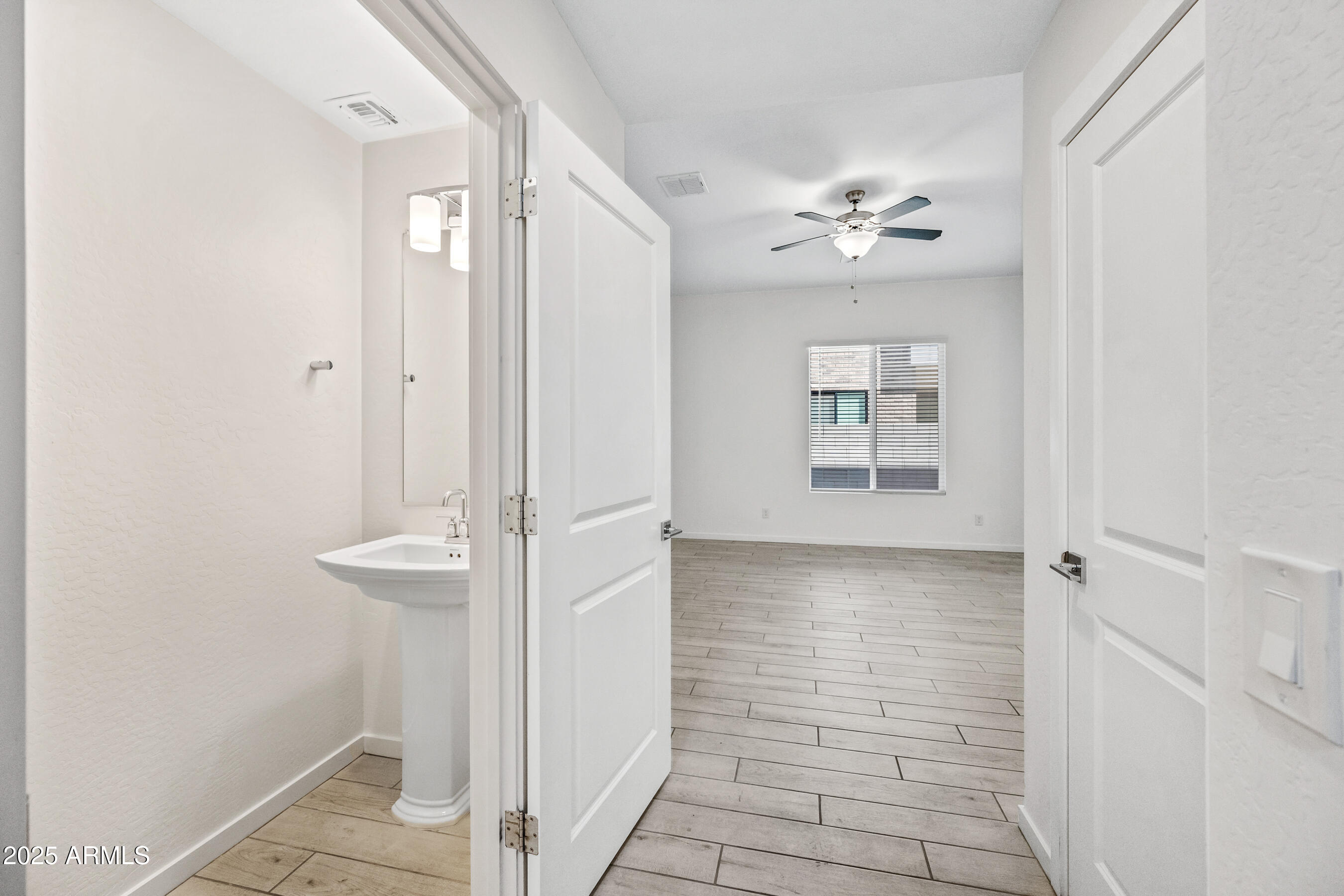 901 S SMITH Road, 1012