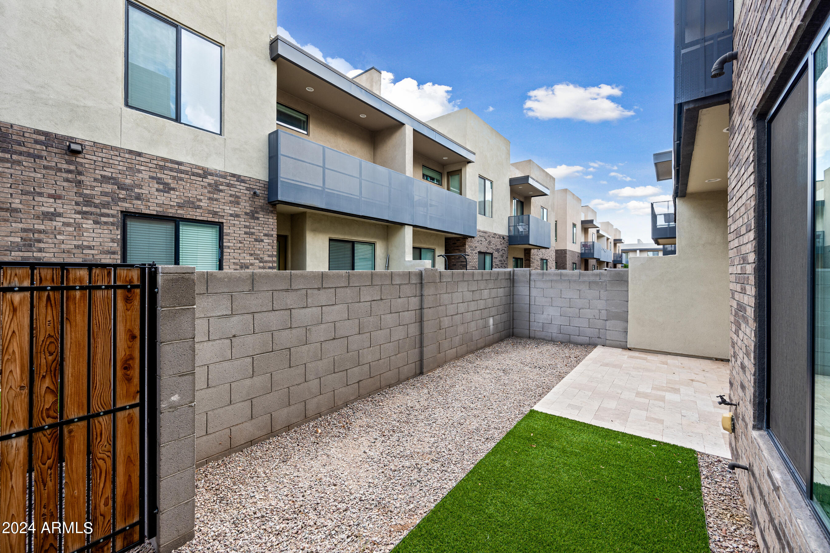 901 S SMITH Road, 1012