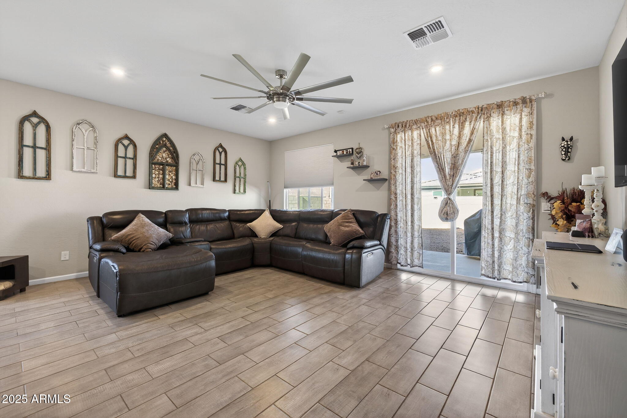 2026 E WETLEAF Place