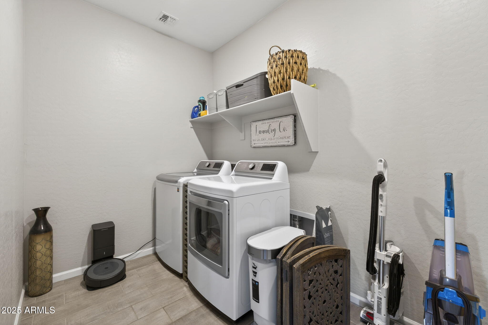 2026 E WETLEAF Place