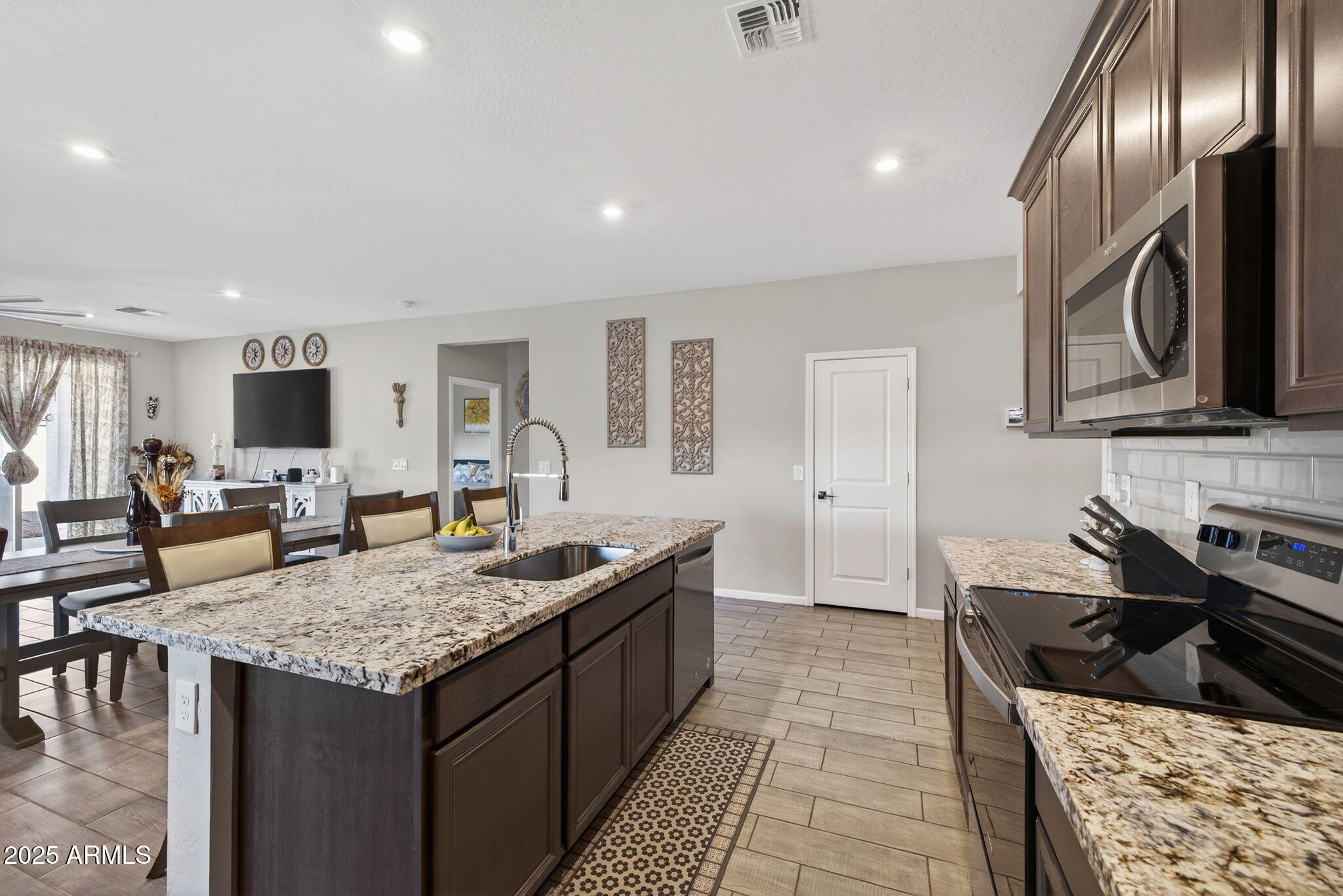 2026 E WETLEAF Place