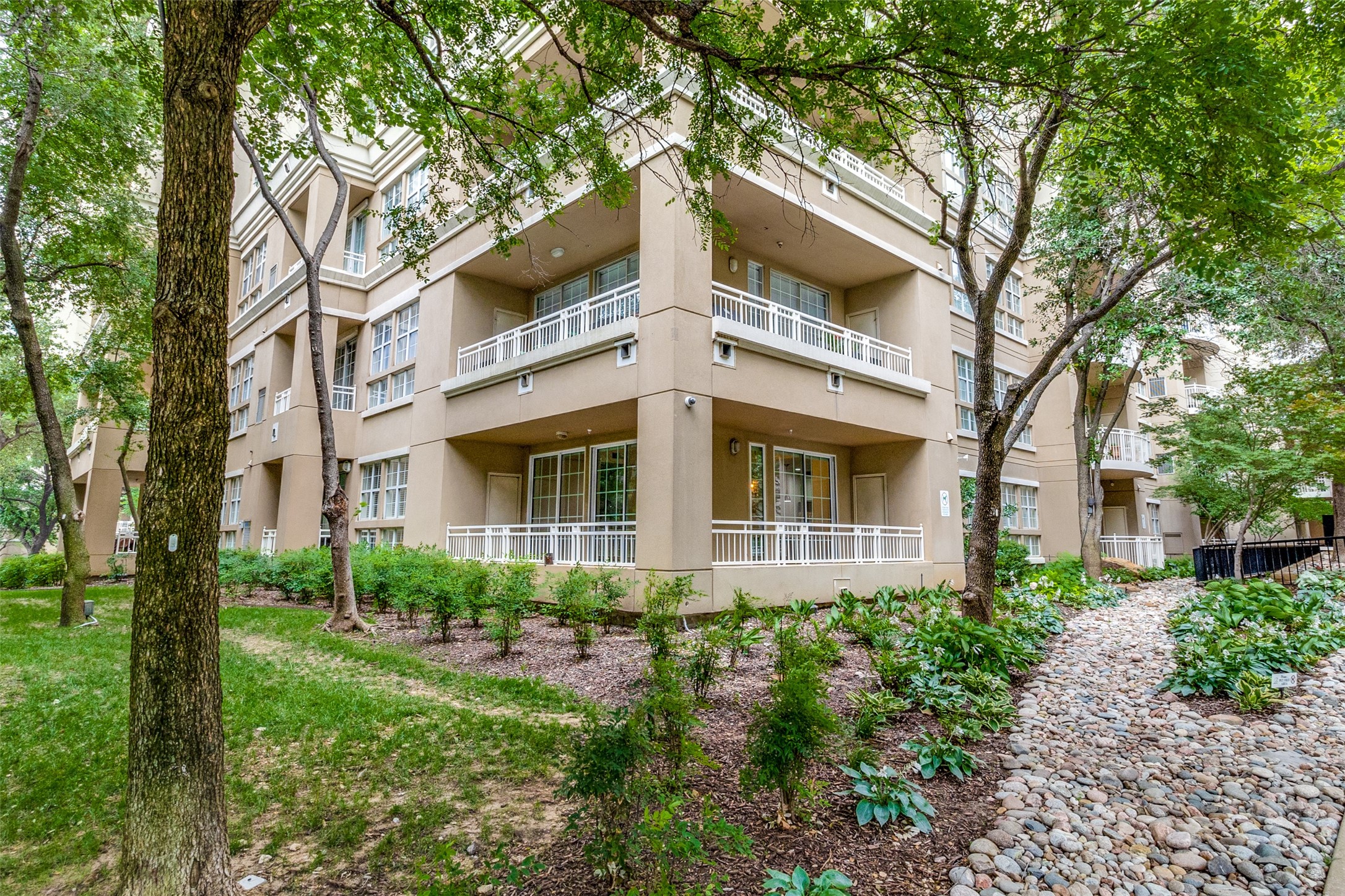 3225 Turtle Creek Boulevard 48