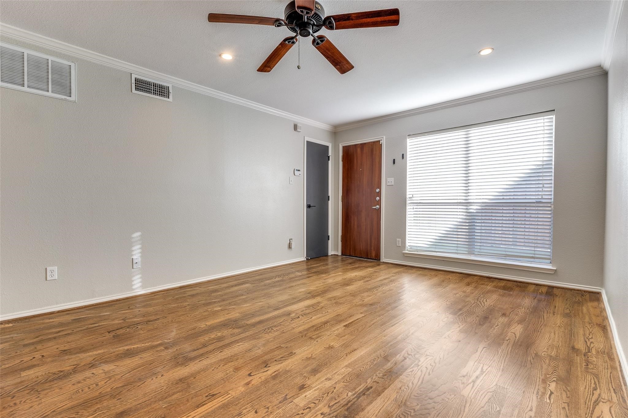 4616 W Lovers Lane 121