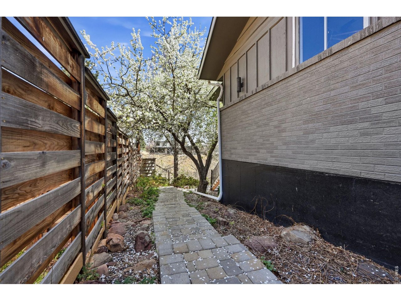 2205 Hillsdale Cir