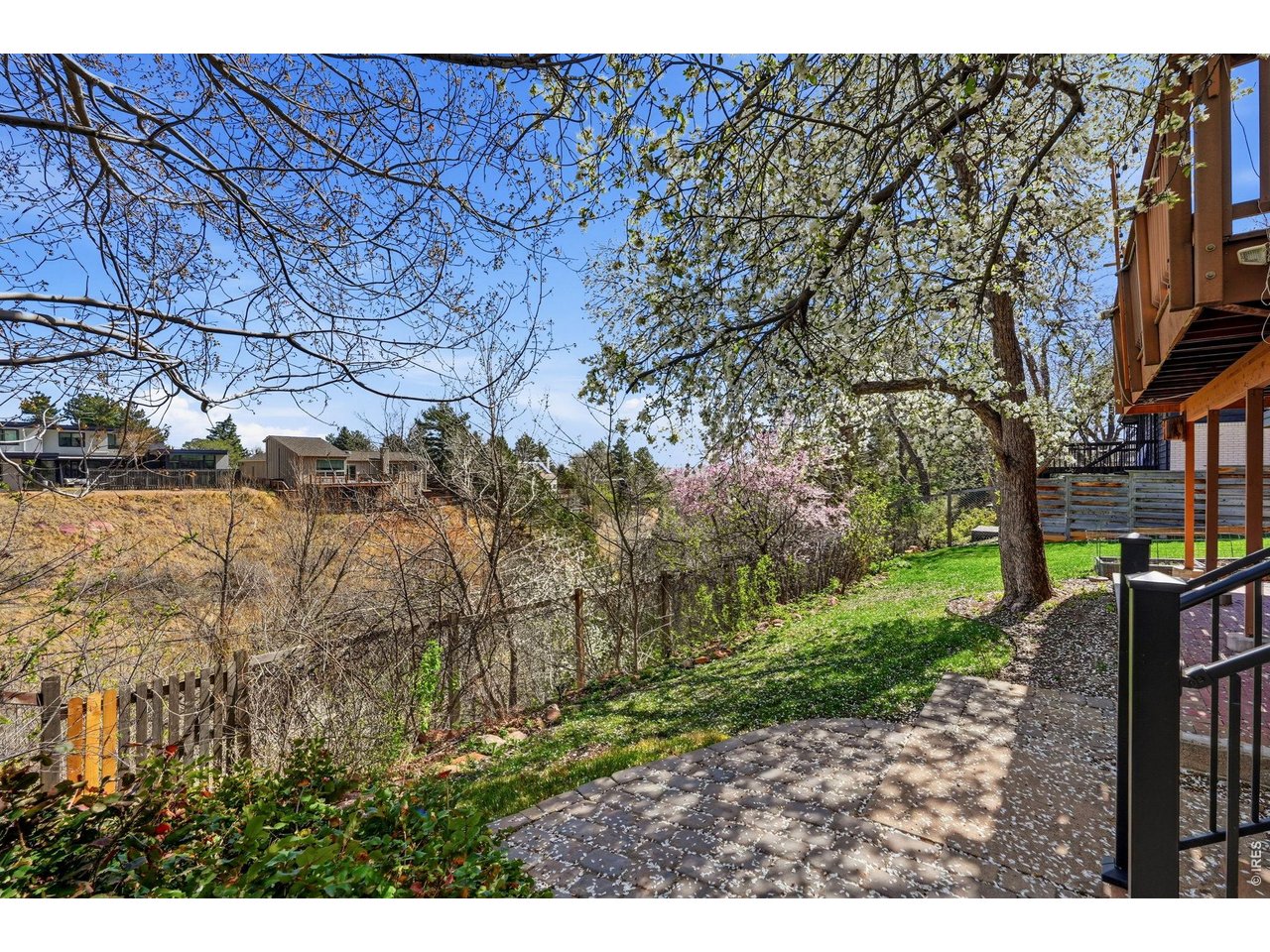 2205 Hillsdale Cir