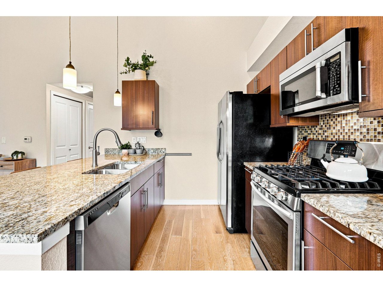 1380 Rosewood Ave 9-E