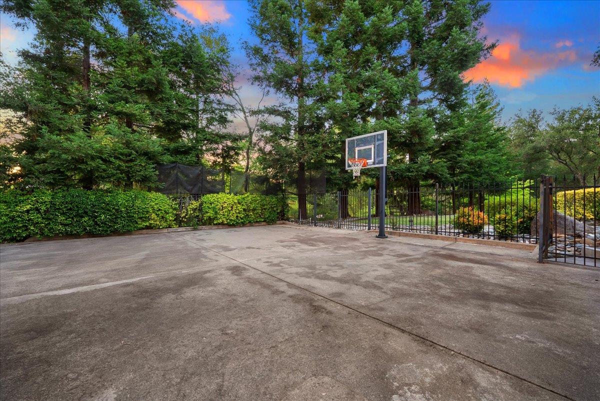 5713 Via Montecito