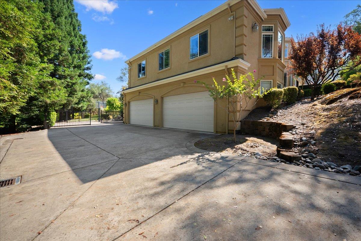 5713 Via Montecito