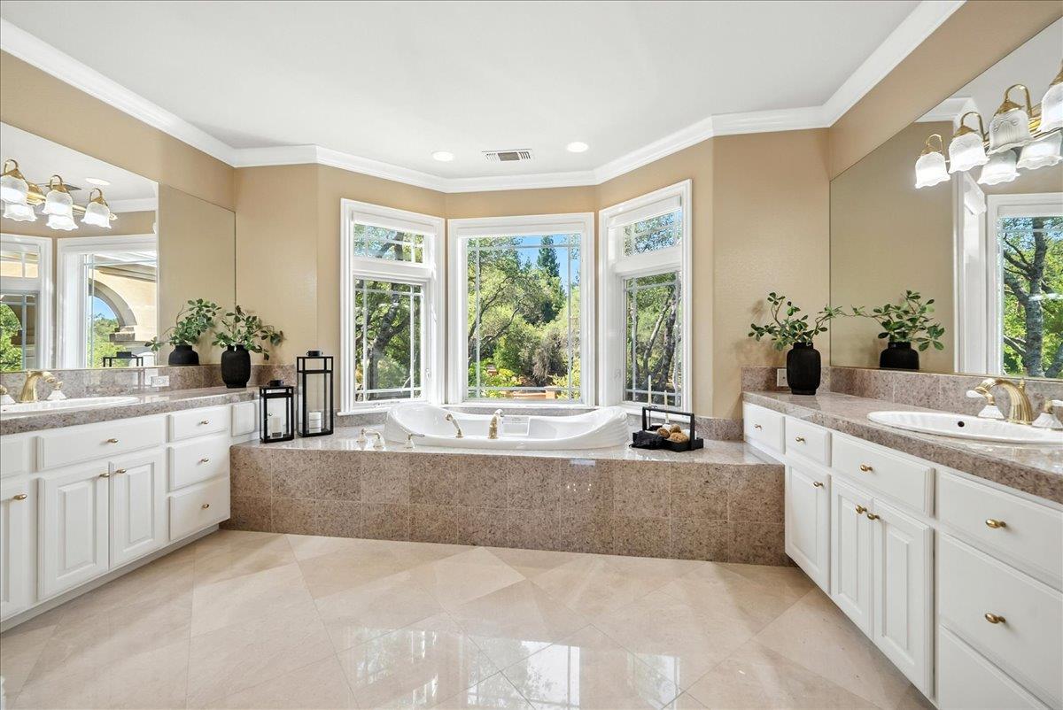 5713 Via Montecito