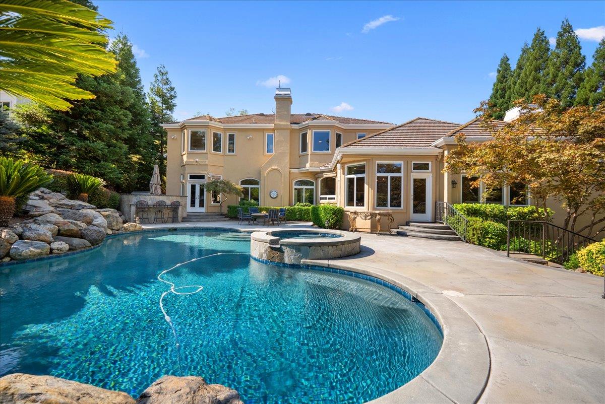 5713 Via Montecito