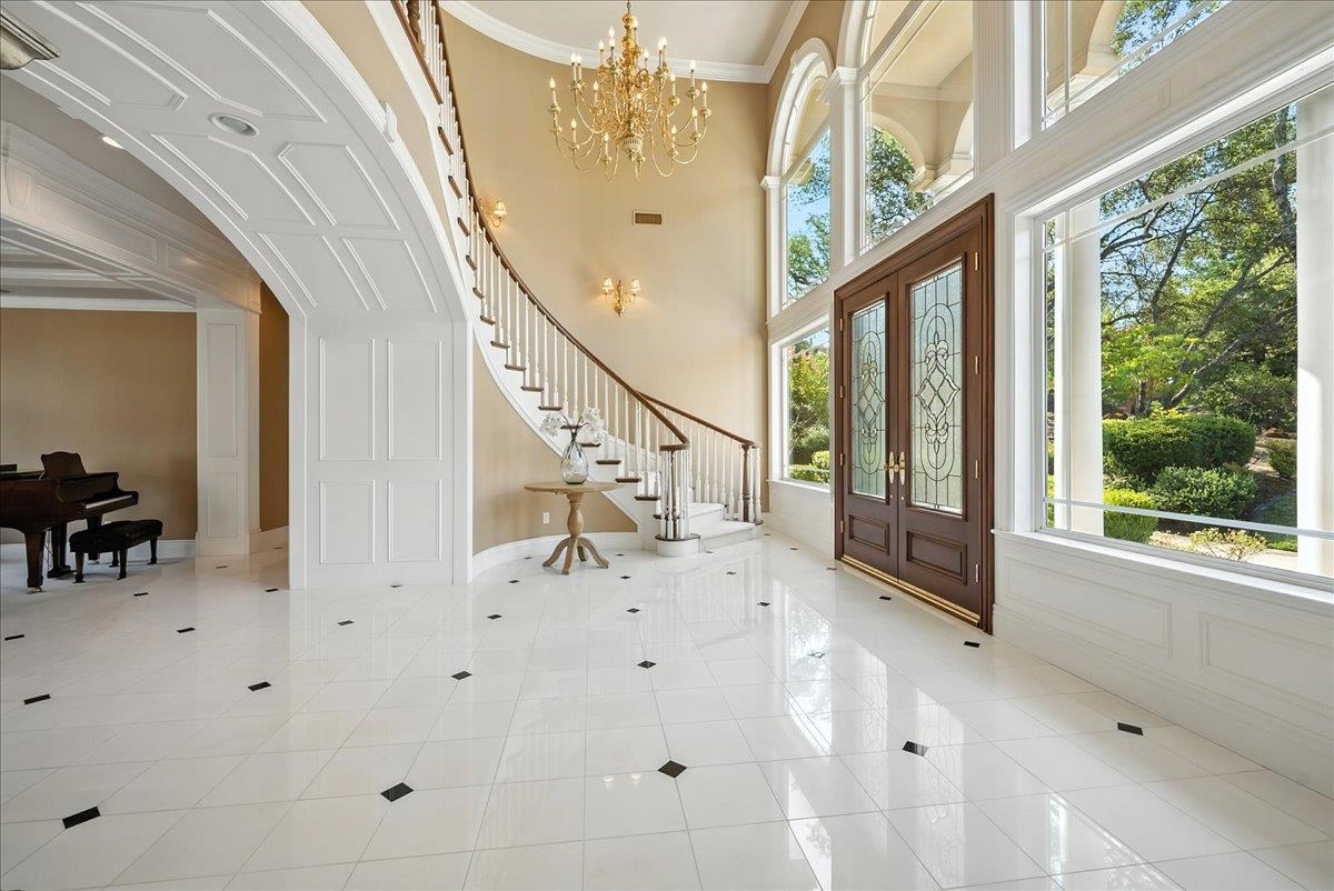 5713 Via Montecito