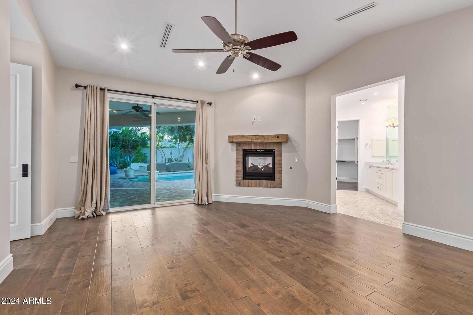 4018 E DEVONSHIRE Avenue