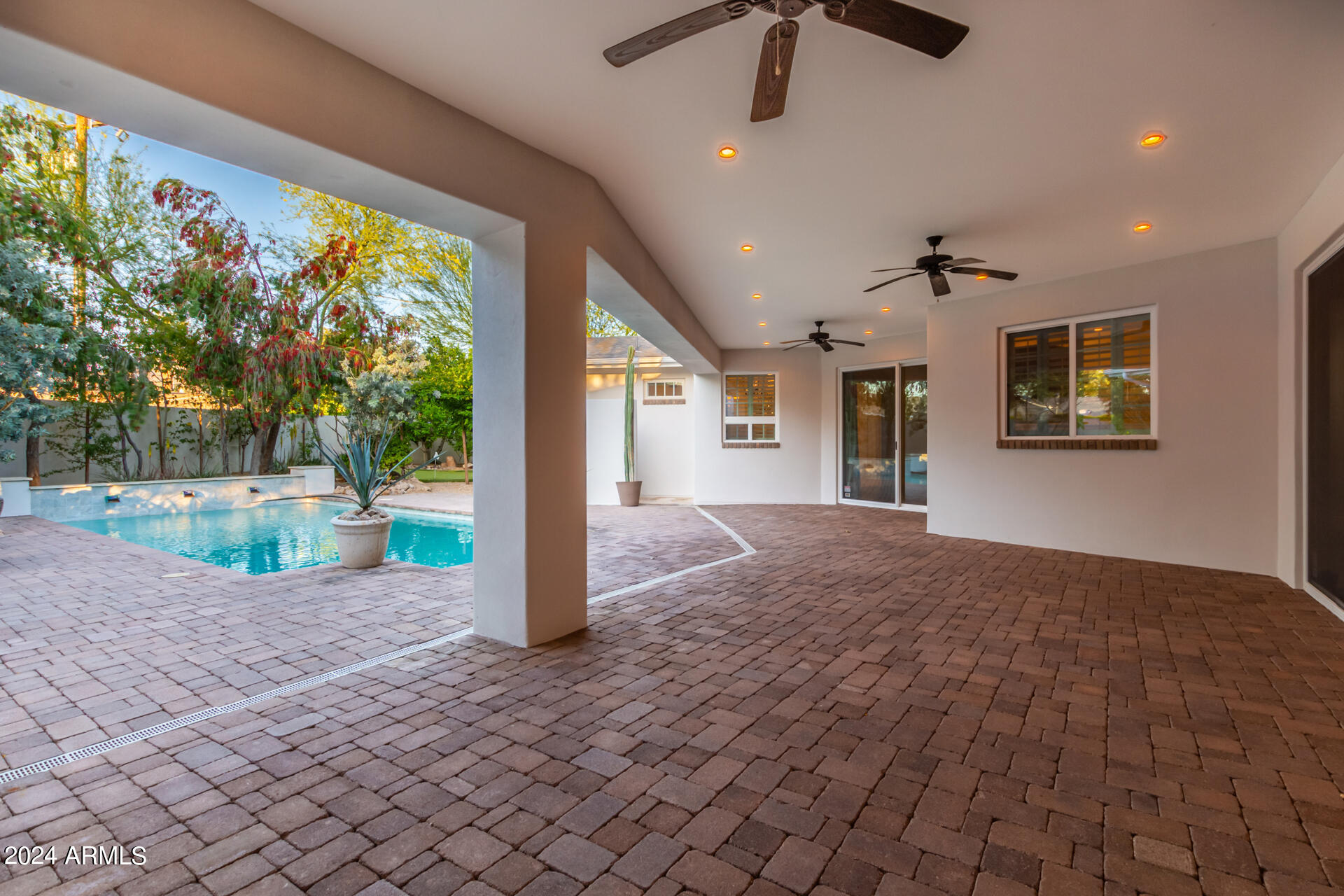 4018 E DEVONSHIRE Avenue