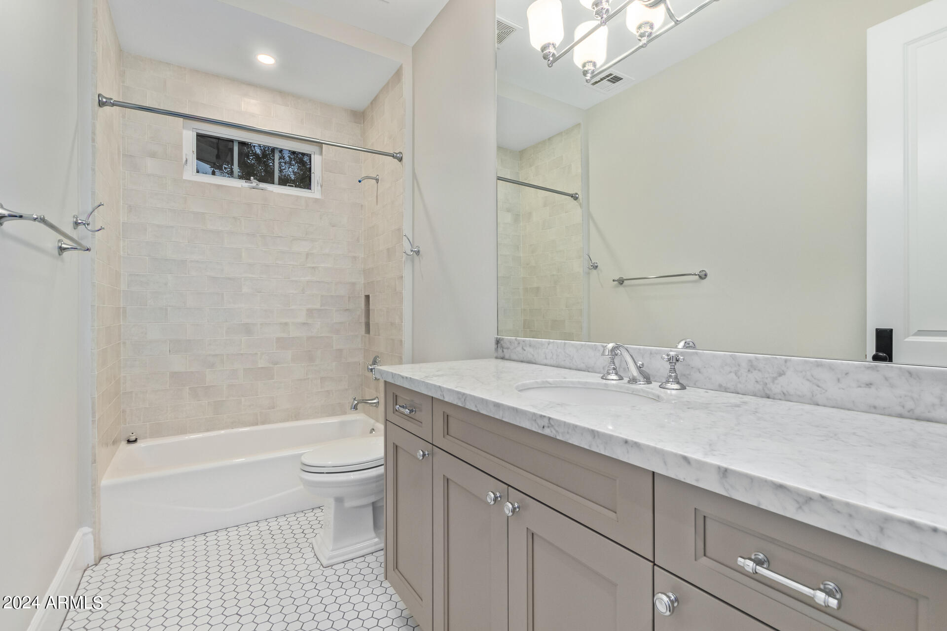 4018 E DEVONSHIRE Avenue