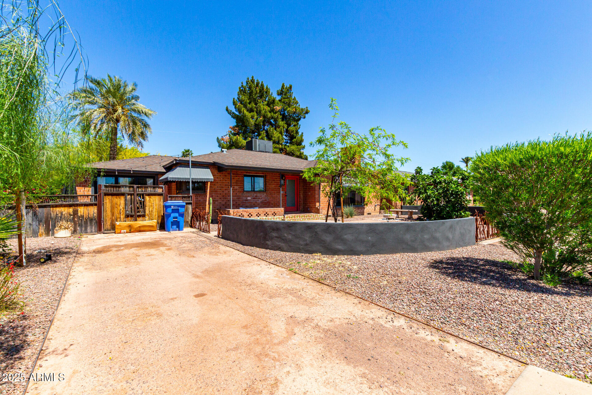 1246 E CAMBRIDGE Avenue