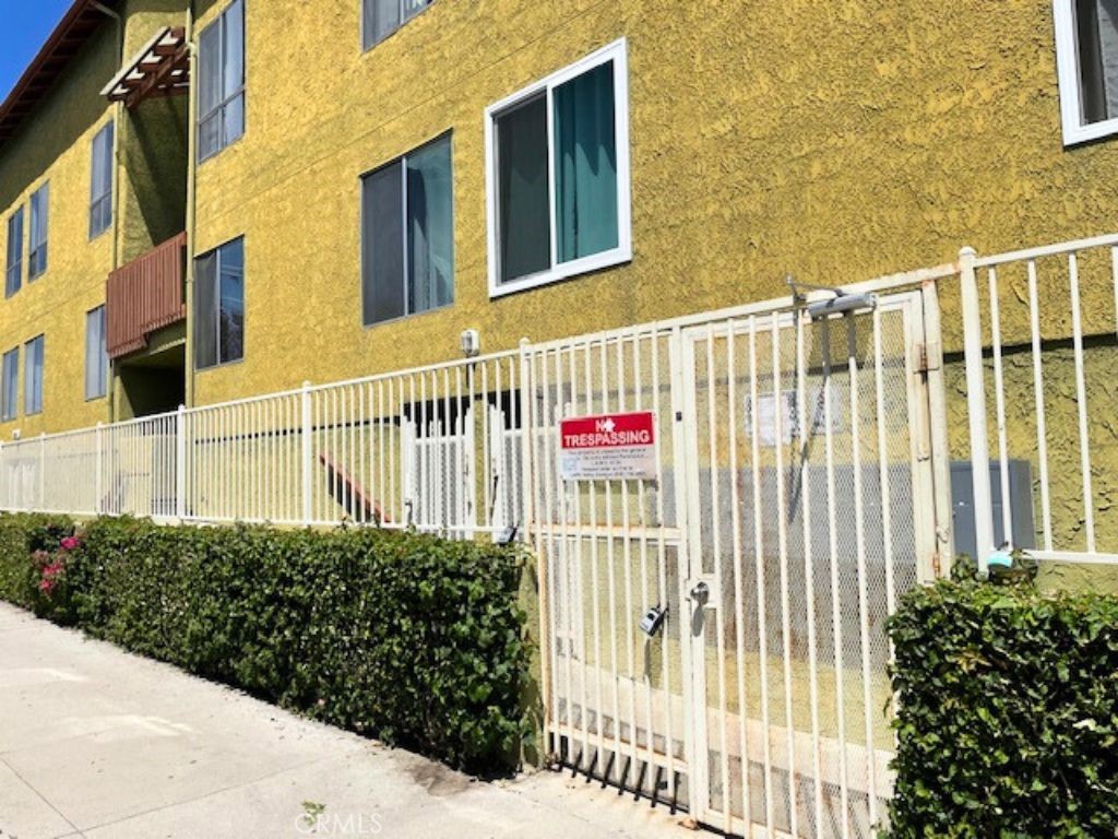 6151 Reseda Boulevard 5