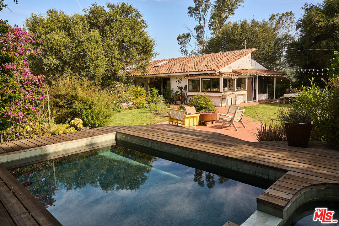 22068 Topanga School Rd