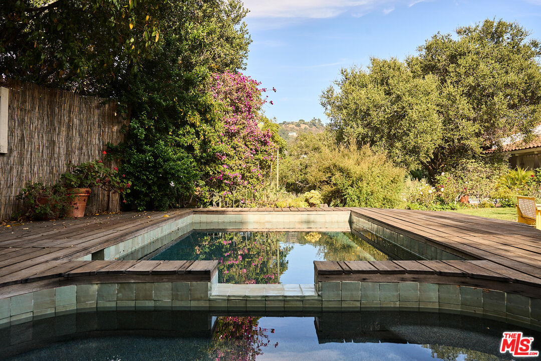 22068 Topanga School Rd