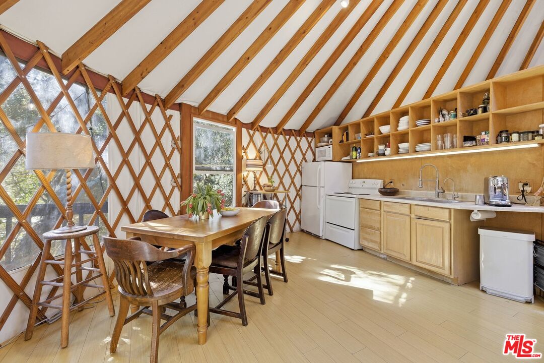 1555 GREENLEAF CANYON RD