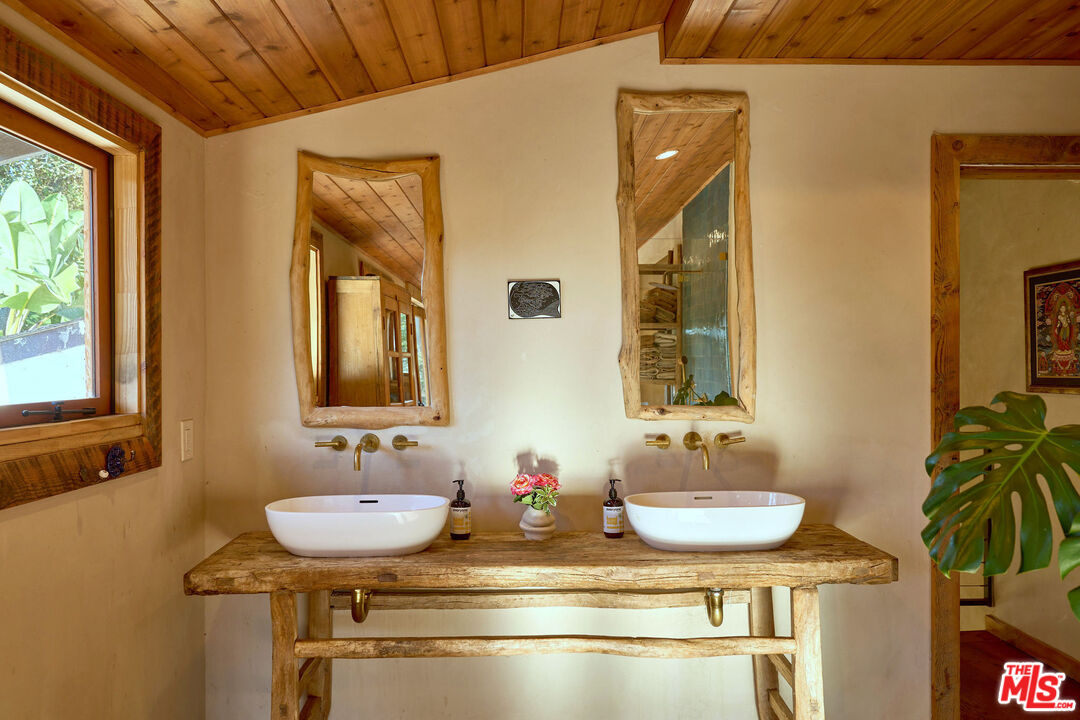 22068 Topanga School Rd