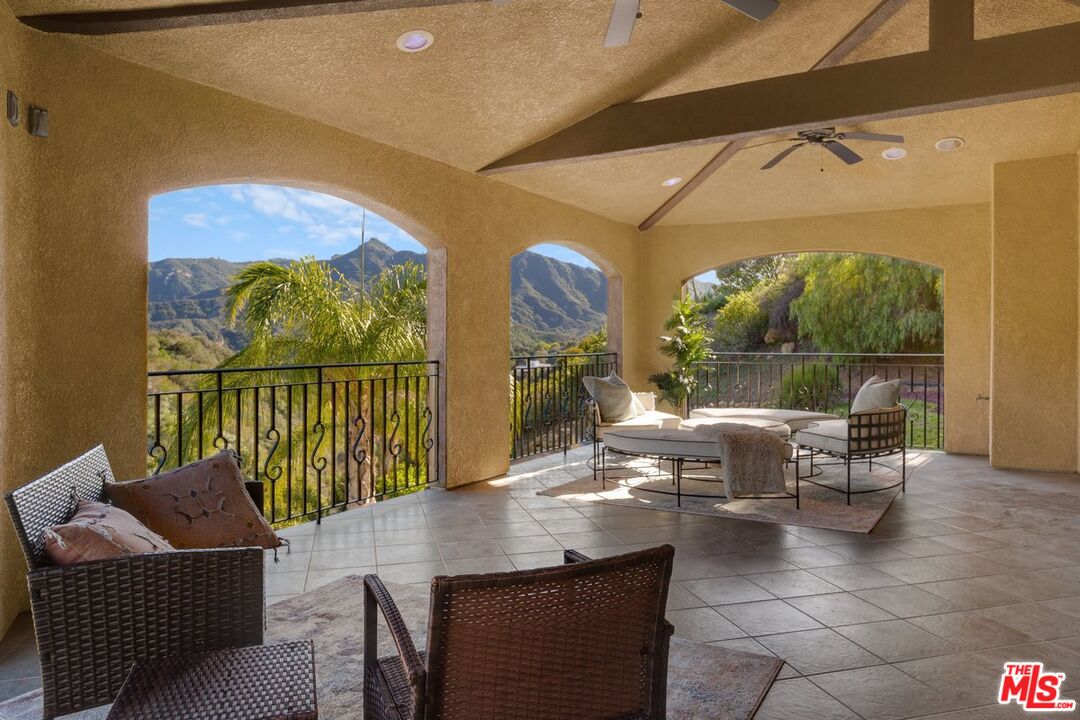 2529 TOPANGA SKYLINE DR