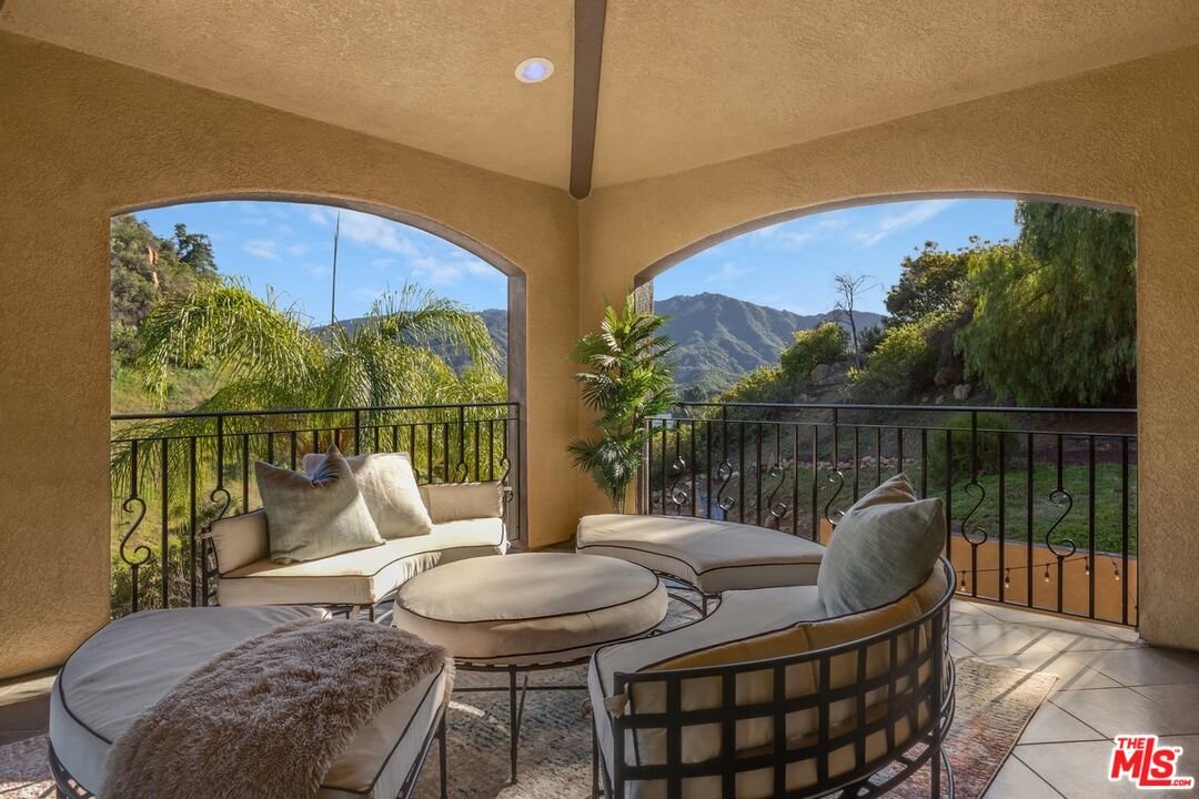 2529 TOPANGA SKYLINE DR