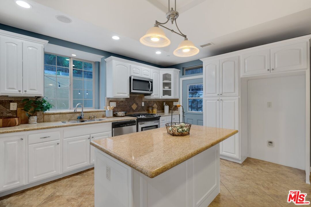 2529 TOPANGA SKYLINE DR