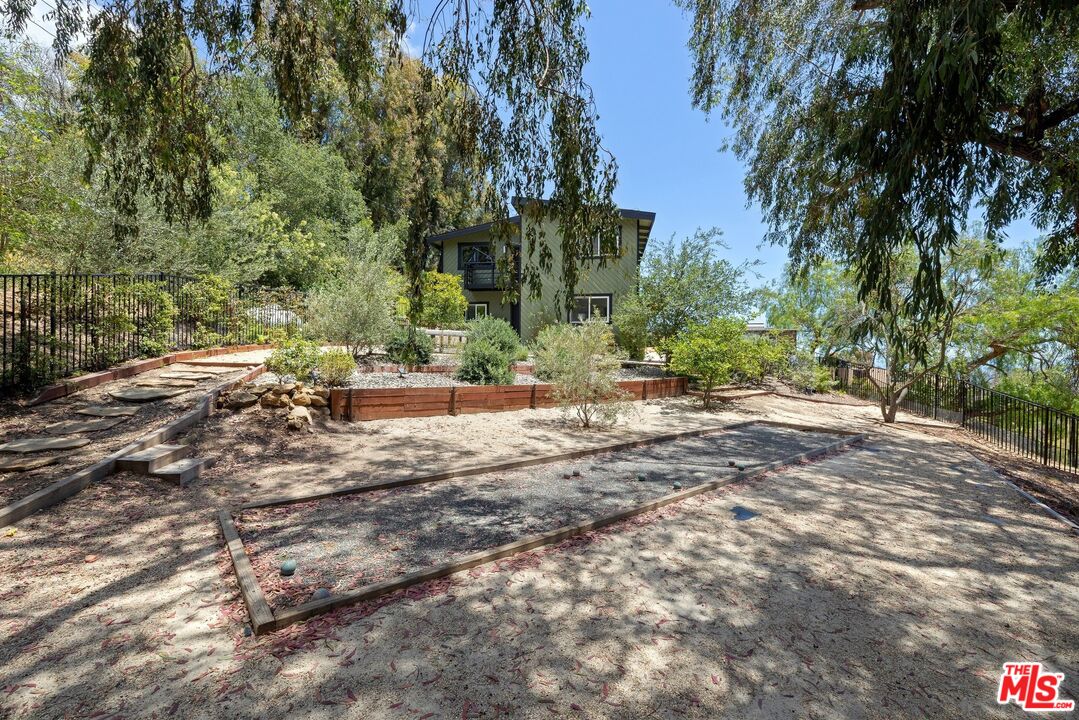 21625 Saddle Peak Rd