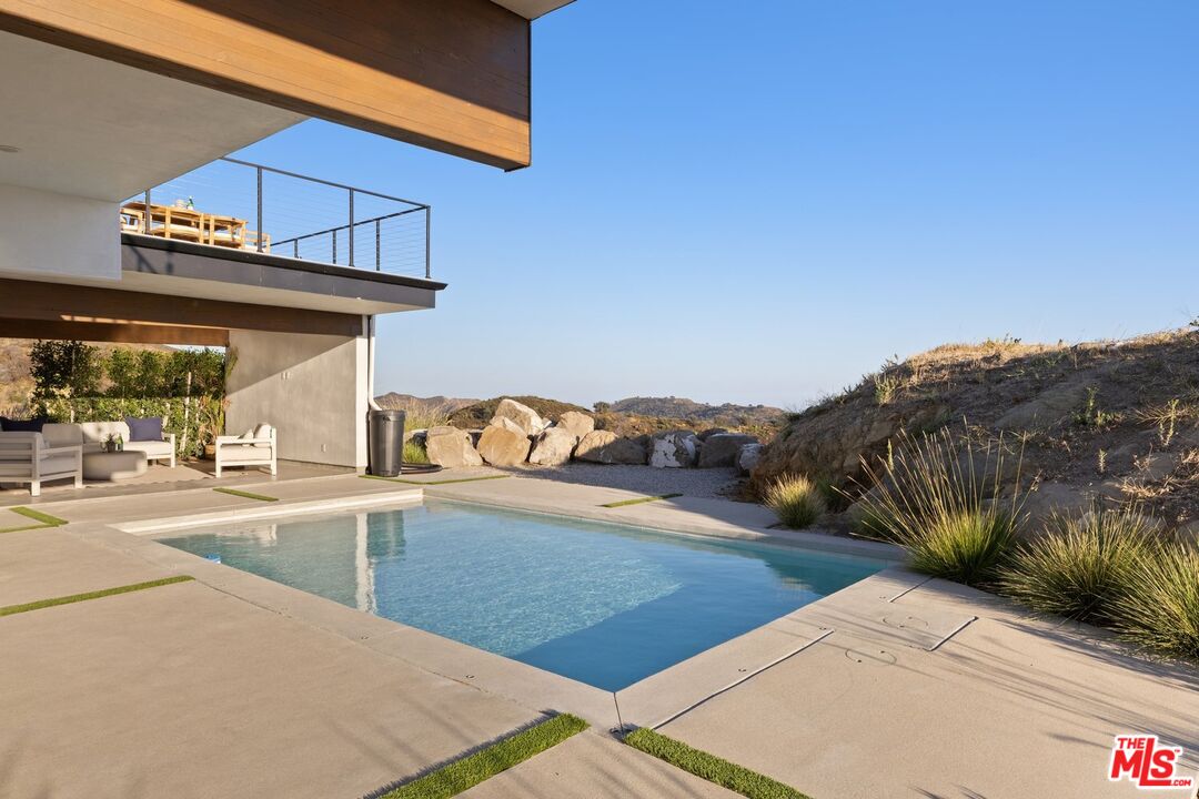 2165 E Little Las Flores Rd
