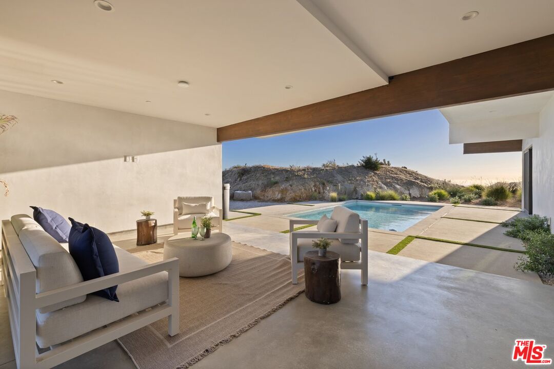 2165 E Little Las Flores Rd