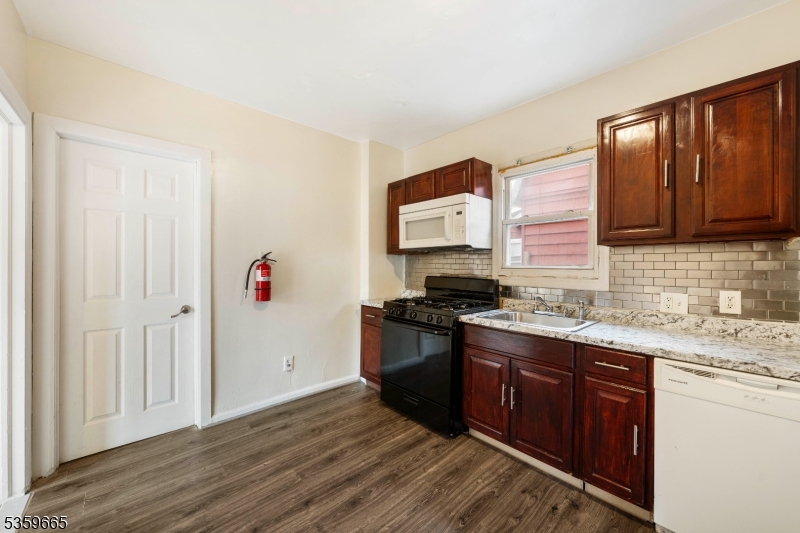 28 Beechwood Pl