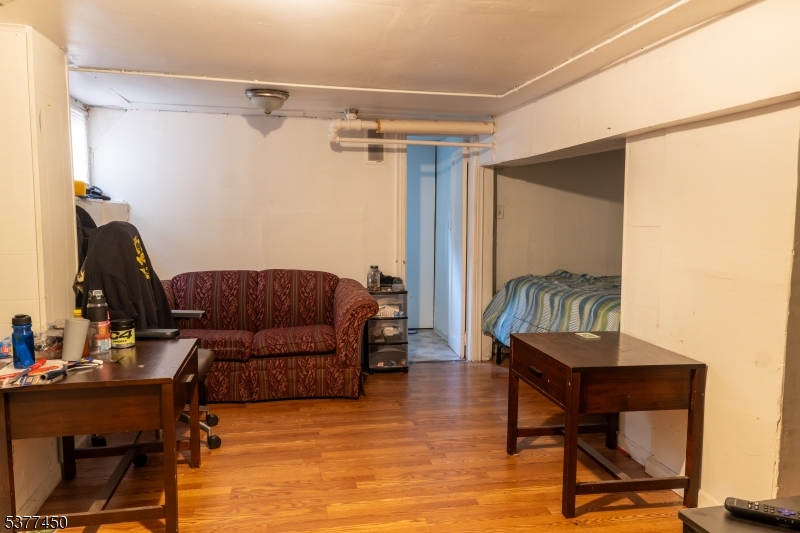 18 Lakeside Pl
