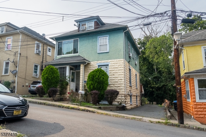 18 Lakeside Pl