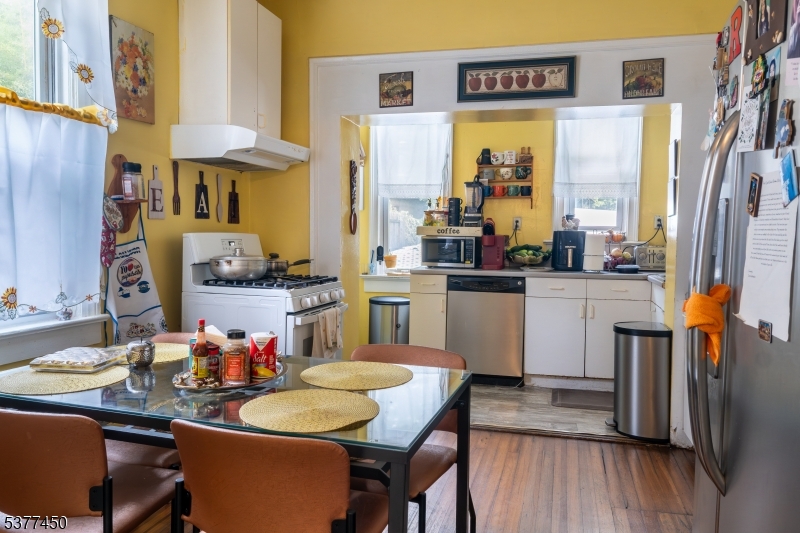 18 Lakeside Pl