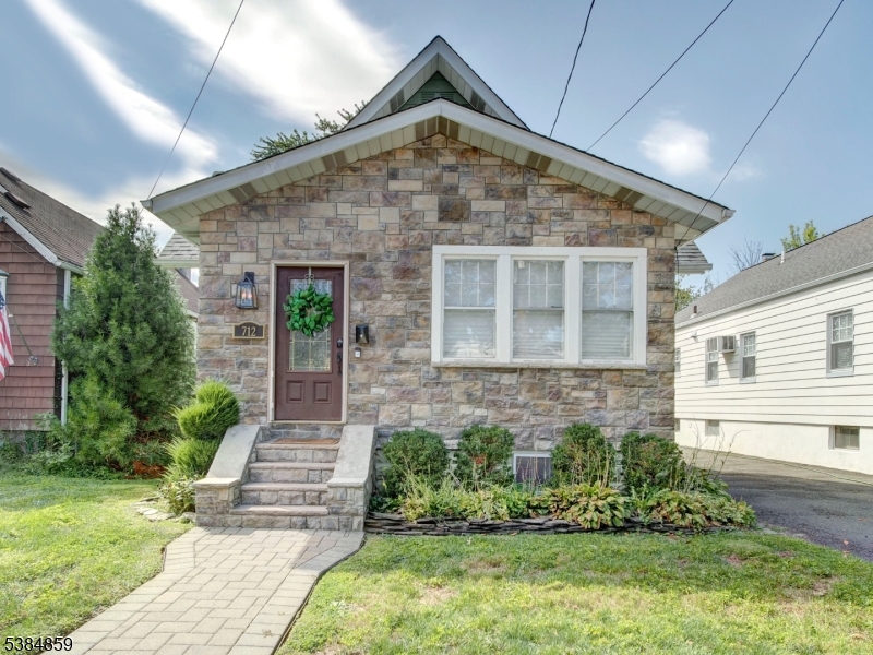 712 Elm St