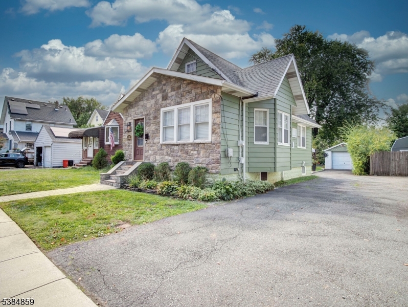 712 Elm St