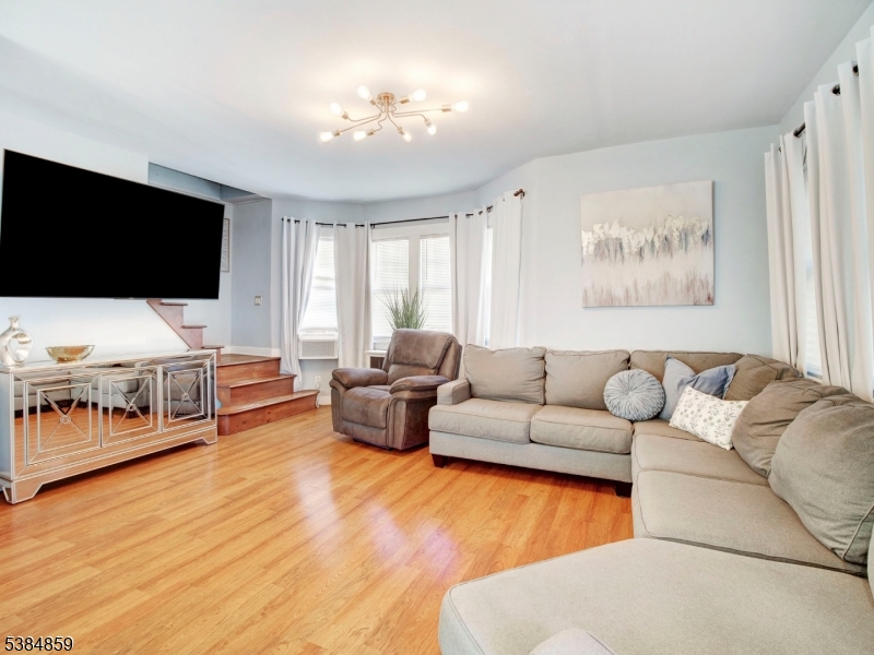 712 Elm St