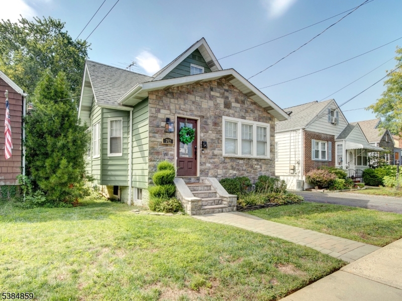 712 Elm St