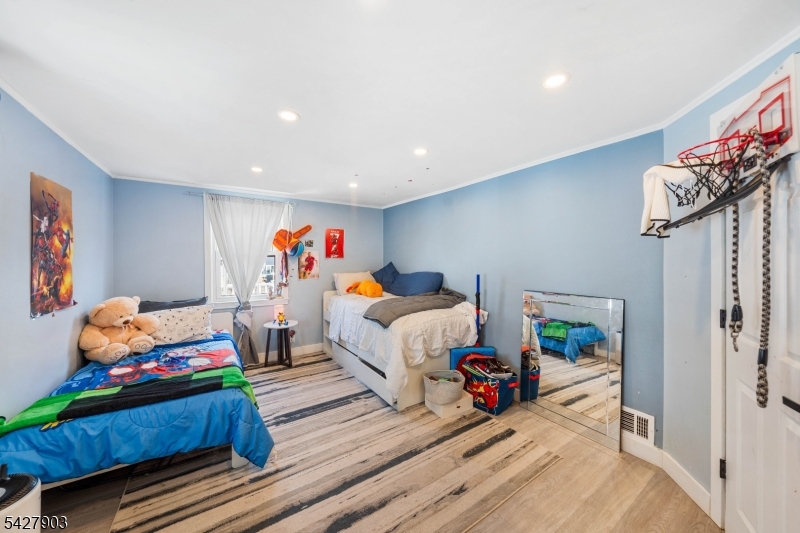 10 Hillcrest Ter