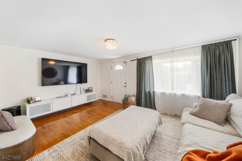 10 Hillcrest Ter