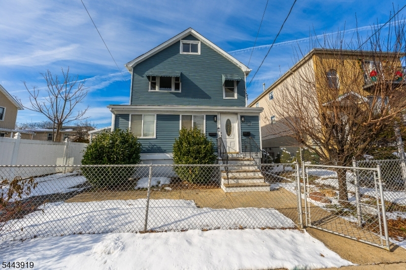 811 Jackson Ave