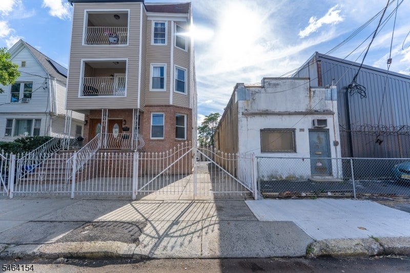 590 Hawthorne Ave